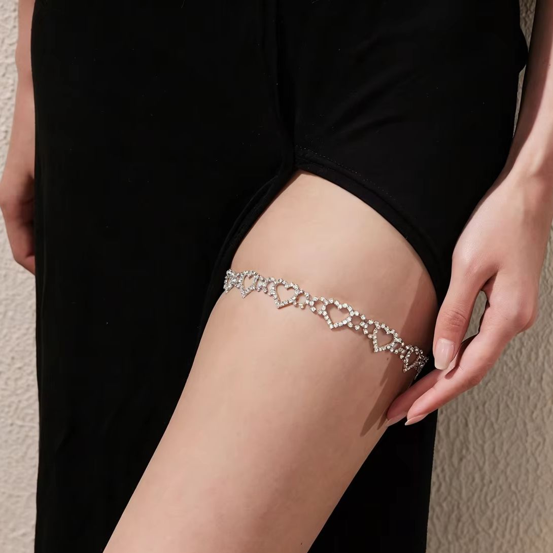 Body Jewelry Dress - Herzförmige Beinkette mit Strass, Schwarze Schnürkette,