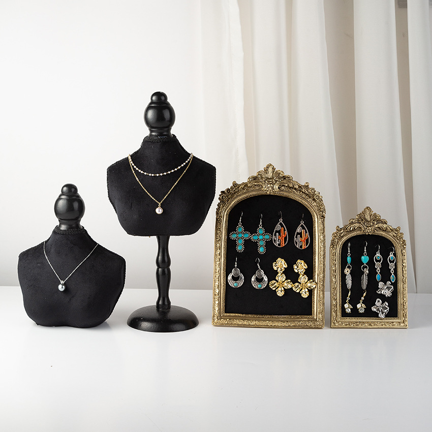 Schwarzer Samt-Schmuckständer  – Body Jewelry Stores Bewertung und Preis